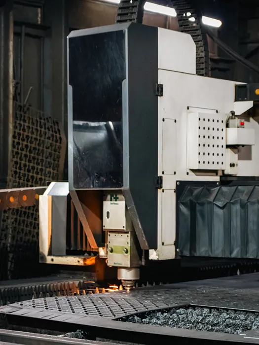 Laserschneidemadeschine bei der Artbeit